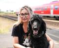 Bild: Gube, Marina
Marina Osowski und Charlie am Bahnhof in Weiden.