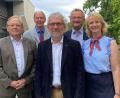 Bild: Völkl/exb
Roman Sorgenfrei (Mitte) ist neuer Lions-Präsident. Ihm zur Seite stehen als Vize Martina Lampier (rechts), Clubmaster Walter Brey (Zweiter von rechts) und Schatzmeister Hans Klug (links). Mit im Bild Siegfried Rossmann, der Gründungspräsident des Clubs.