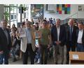 Bild: Doris Schmidt-Hartmann/exb
Über das Zertifikat „Energieschule“ freuen sich mit Landrat Richard Reisinger (Dritter von rechts) Stellvertretender Schulleiter Ulrich Zänker, der Sprecher der AG Schule Manfred Klemm, der Leiter der Umwelt-AG Daniel Bischoff, der Zweite Vorsitzende des ZEN Markus Dollacker, HCA-Schulleiter Dieter Meyer sowie die „Energieschülerinnen und -schüler“ (von links).