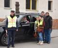 Bild: bnr
Die Ortsverkehrswacht Trausnitz will Sicherheit im Straßenverkehr. Mit Aktionen macht sie die Menschen aufmerksam – wie etwa im Bild mit einer Oster-Überraschung unter anderem von Vorsitzendem Johann Danzl und Stellvertreter Gerhard Hausknecht (rechts).