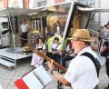 Bild: Gabi Schönberger
Die Neistedter-Zoiglmusi und die Zupfer-Moidln begleiten in Neustadt den Auftakt der Landkreis-Tour des Heimatmobils des Bezirks.