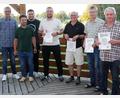 Bild: wro
Urkunden für langjährige Treue zum SV Schönhaid erhielten (von rechts) Robert Thoma, Wilhelm Konrad, Joachim Fürnrohr und Jürgen Kunz. Vorgestellt wurde von SV-Vorsitzendem Konrad Burger (links) der neue Trainer: Alexander Hegen (Dritter von links). Mit im Bild Wiesaus Zweiter Bürgermeister Michael Dutz (Zweiter von links).