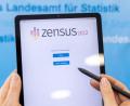 Bild: Daniel Karmann/dpa
„Zensus 2022“ steht auf einem Tablet im Bayerischen Landesamt für Statistik.