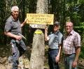 Bild: sh
Trachtlerwanderwart Heinz Gebhardt (von links), 1. Vorsitzender Erwin Meier und 2. Vorsitzender Hans Grieger bringen die neue Gedenktafel an. Nicht auf dem Foto ist Trachtlerchronist Ewald Großmann.