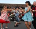 Bild: Kunz
Boogie-Woogie-Party auf dem Schwarzenbacher Dorfplatz. Damen im Petticoat und ihre Jungs brachten den Teerboden vor der Bühne zum Glühen.