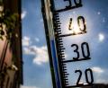 Symbolbild: Frank Rumpenhorst
Ein Thermometer an einer Hauswand klettert in Richtung der 40-Grad-Marke.