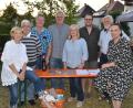 Bild: hcz
Die Verbindungsstadträtinnen Gabi Laurich (links) und Stefanie Sperrer (rechts) ziehen beim Heimatring-Gartenfest die Quiz-Sieger. Thomas Ertl (Dritter von links) ist dabei mit den meisten richtigen Antworten außen vor.