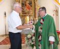 Bild: pi
"Vergelt's Gott", sagt Kirchenpfleger Josef Meckl und übergibt Monsignore Walter Wenninger einen Kirchenführer.