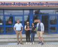 Bild: Fabrice Korangui/exb
Schulleiter Christian Schwab begrüßte Hannah Chahboune, Laura Doll und Phil Ross (von links) in Nabburg..