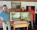 Bild: lg
Von rechts Paul Bauer, David Miller und Georg Lang bei der Präsentation von Lehner-Gemälden. Das Bild mit der rauen Küstenlandschaft über dem Schrank war einst eine Auftragsarbeit und ist somit eher ein seltenes Lehner-Motiv.