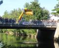 Bild: Kunz
Ein Radlader kippt 5800 Gummienten in den Flutkanal.
