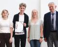 Bild: Andreas Gebert
Stellvertretend für das gesamte Seminar nahmen die stolzen Schüler die Auszeichnung von Landtagsvizepräsident Karl Freller (rechts) in Empfang (von links): Katharina Stoiber, Simon Dobmeyer und Emma Löffler.