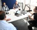 Bild: gsb
Solar-Unternehmer Maximilian Burger (hinten links) und der Waldthurner Bürgermeister Josef Beimler (vorne links) diskutieren im Podcast "Fair gefetzt" über Sinn und Unsinn von Solarparks. Tobias Gräf (hinten rechts) und Florian Bindl moderieren.