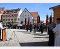 Bild: wku
Ehrenvorsitzender Horst Pirner (am Rednerpult) gedachte der gefallenen Soldaten am Ehrenmal, vor dem Bürgermeister Kaduk und Vorsitzender Stefan Vogl Kränze nieder legten.