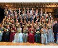 Bild: wku
Die Tanzpaare der 9. Klasse der Realschule Auerbach beim Abschlussball mit Tanzlehrer Tobias Losert (rechts).