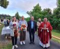 Bild: Andrea Träger/exb
Beim Freiluft-Gottesdienst in der Dorfkapelle in Altglashütte kam eine Spende in Höhe von 500 Euro für die Ukraine-Hilfe zusammen. Im Bild: (von links) Geigerin Anna Rydkina aus der Ukraine, Sängerin Bettina Mildner, Stadtrat und Mesner auf der Altglashütte Engelbert Träger, Alois Franz, Mesner in Hohenthan, sowie Stadtpfarrer Konrad Amschl.