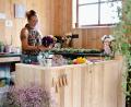 Bild: sfo
Zu Pandemiebeginn machte sich die 38-jährige Vroni Schleifenheimer mit ihrem Blumenladen in Altglashütte selbstständig. Kürzlich wurden ihre neu errichteten Geschäftsräume eingeweiht. Für den „Hüttencharme“ im Laden wurde viel regionales Holz verwendet.