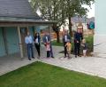 Bild: fpoz
Mit dem Zerschneiden eines Bandes wurde der Spielplatz offiziell freigegeben. Im Bild von links mit helfenden Kindern Stadtrat Oskar Kastner, Bürgermeisterin Margit Bayer, Landrat Roland Grillmeier, Landtagsabgeordneter Tobias Reiß und Kurt Hillinger vom Amt für Ländliche Entwicklung.