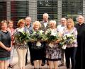 Bild: R. Kreuzer
Leiterin Renate Hirmer und zahlreiche Mitarbeiterinnen, die sich mit um Organisation, Einteilung und Durchführung kümmern, erhalten bei der 50-Jahr-Feier der Seniorenrunde Maria Waldrast einen Blumengruß: (von links) Birgit Memmel, Margit Konze, Gabriele Weißer, Gerald Bolleininger, Renate Hirmer, Hans-Jürgen Lorenz, Gisela Böheim, Max Weißer, Karin Mark und Pfarrer Peter Brolich.
