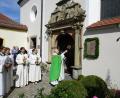 Bild: hm
Pater Bernhard Braun, der letzte Guardian des Franziskanerklosters , nahm die feierliche Segnung der Gedenktafel vor.