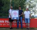 Bild: sgs
Vorsitzender Heinz Arbter und Kassier Hubert Irlbacher freuen sich über die Besiegelung der Partnerschaft mit dem SSV Jahn Regensburg.