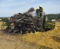 Bild: PI NEW
Diese Großpackenpresse brannte am Montag auf einem Feld bei Scherreuth komplett aus.
