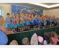 Bild: jr
Erst nach einer Zugabe wurde Kinder- und Bambino-Chor von der Bühne entlassen. Links im Michaela Teubner, die mit Michaela Burger die Leitung des Musical-Projekts inne hatte.