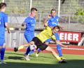 Bild: Hubert Ziegler
Noah Majdic (Mitte) vom FC Amberg, hier im Duell drei Ettmannsdorfern, wurde mit der neu eingeführten Zehn- Minuten-Strafe vom Feld geschickt.