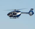 Bild: Silas Stein/dpa/Symbolbild
Ein Polizeihubschrauber fliegt im Rahmen eines Trainings über ein Gewässer.