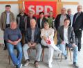 Bild: SPD Kemnather Land/exb
Der Vorstand des neu gegründeten SPD-Ortsvereins Kemnather Land mit Vorsitzendem Alfred Schuster sowie den gleichberechtigten Stellvertretern Sybille Bayer und Andreas Demleitner (sitzend, Zweiter bis Vierter von links).