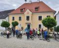 Bild: Tanja Saller/exb
Vor dem Rathaus in Bad Neualbenreuth legten die Radwallfahrer einen Stopp ein.