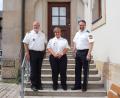 Bild: Thomas Schröder/exb
Polizeipräsident Norbert Zink (links) führte Marion Zenger im Beisein des Dienststellenleiters Günther Vierl in ihr neues Amt ein.
