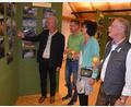 Bild: jr
CSU-Ortsvorsitzender Andreas Malzer (Zweiter von links) eröffnete beim Bürgerfest die Ausstellung „Schafferhof einst und heute“ im neuen Ratssaal des Schafferhofs. Mit dabei waren Bürgermeister Max Bindl (rechts), Markträtin Inge Härtl und Seniorenbeauftragter Konrad Härtl.