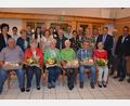 Bild: jr
Jahrzehntelange und verdiente Mitglieder zeichnete der Obst- und Gartenbauverein Mitterteich aus, darunter Alfred Knossalla, Alfred Hecht und Peter Röder (vorne, von links, mit ihren Partnerinnen). Ortsvorsitzende Marion Puchta (Fünfte von rechts), stellvertretende Kreisvorsitzende Inge Härtl (links), Kreisfachberater Harald Schlöger (rechts) und Bürgermeister Stefan Grillmeier (Dritter von rechts) dankten und gratulierten.