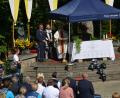 Bild: dob
Viele Biker aus nah und fern schwangen sich am Sonntag wieder auf ihr Motorrad und fuhren zum Motorradgottesdienst nach Pleystein, den der Verein "Bürger und Polizei - Partner für Sicherheit" wieder mustergültig auf dem Kreuzbergplateau organisierte. Erster Polizeihauptkommissar Martin Zehent (links) übernahm höchstpersönlich Ministrantendient.