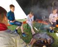 Bild: Julius Schmidt/exb
Die DPSG-Pfadfinder rösten mit den Kindern und Jugendlichen am Lagerfeuer in ihrer Jurte Stockbrot und Marshmallows.