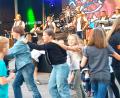 Bild: fjo
Immer wieder folgt der Nachwuchs der Einladung der "Eslarner Showband" zum fröhlichen gemeinsamen Tanz direkt auf der Freifläche vor der Bühne.