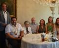 Bild: ak
Gabriele Sieber (Dritte von links) freute sich an ihrem 99. Geburtstag über den Besuch von SOS-Kinderdorfleiter Holger Hassel, Bürgermeister Thomas Kaufmann, Sohn Axel Sieber und dessen Frau Ingrid sowie der Urgroßnichten Leonie und Alina (von links).