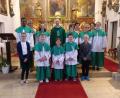 Bild: mas
Die Altardiener von St. Salvator überreichen Pater Raufau 500 Euro.