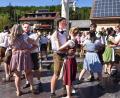 Bild: no
Zu den Klängen der Birgländer Musikanten tanzten am Sonntag 17 Paare um den Kirwabaum.