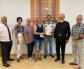 Bild: rgl
Pater Gerhard Lagleder (Zweiter von rechts) freut sich über die Spenden. Von links: Pfarrer Arnold Pirner, Karin Meiler, Rita Gleißner und Luise Köllner, Willi Köllner, Lagleder und Wolfgang Eimer.