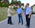Bild: Eichl
Erster Gratulant des Bürgermeisterkandidaten Oswald Lingl ist der FW-Kreisvorsitzende Karl Meier (links). Mit im Bild der vor kurzem neu gewählte Ortsvorsitzende Tobias Groß, der selbst als Kandidat gehandelt wurde.