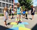 Bild: Gabi Schönberger
An der Grundschule Neustadt/WN sind Betreuerin Karin Schricker (rechts) und Lehramtsstudentin Anna Bitterer mittags für die Kinder da.