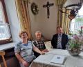 Bild: gz
Im Namen der Marktgemeinde gratuliert zweiter Bürgermeister Thomas Kleber dem Ehepaar Gerda und Josef Prem zur Goldenen Hochzeit.