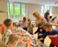 Bild: Kerstin Pflaum/exb
Angelika Sticht besuchte den Kindergarten St. Hedwig und unternahm mit den Kleinen einen Ausflug in die Kunst.