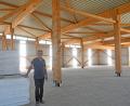 Bild: Gabi Schönberger
Kein Holz in der Hütte. Aktuell sind die Hallen von Josef Gmeiner (Bild) und Sohn Michael Gmeiner fast leer. „Wir können Fußballvereine einladen, die können da drinnen trainieren.“