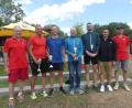 Bild: rn
Bürgermeister Marcus Gradl gratuliert den Stadtmeistern im Triathlon (von links) Alfred Ritter, Max Reiß, Christian Kraus und Sebastian Stock. Mit im Bild Reinhold Danzer (rechts) und Karl Lorenz (links) für die Veranstalter. .