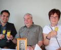 Bild: frd
Wie allen seinen Gratulanten zeigte Wilhelm Sarnes an seinem 100. Geburtstag stolz das Foto, als er mit 19 Jahren in die Wehrmacht eingerückt ist, auch Bürgermeister Rudolf Teplitzky (links) und einer seiner Nichten.