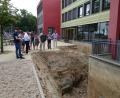Bild: ui
Der Neustädter Bauausschuss besichtigt die aufgegrabene Fassade der Grundschule.