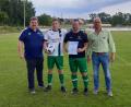 Bild: hme
Albert Kellner überreicht Niklas Hummer, Markus Grünbauer und Richard Zeiler (von links) die Urkunde